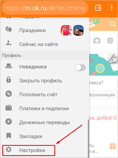 Фото человека, читающего текст на экране, источник информации.